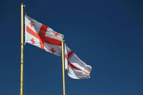 De zwaaiende vlag in de lucht — Stockfoto