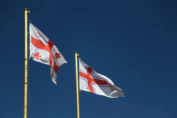 De zwaaiende vlag in de lucht — Stockfoto