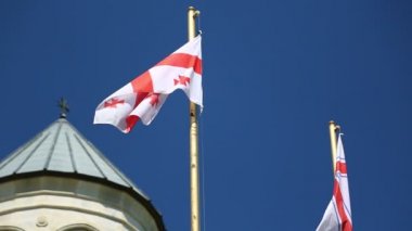 Gürcistan'da gökyüzüne karşı rüzgarla sallanan bayraklar