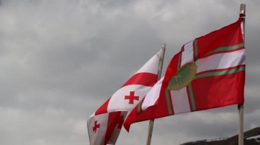 Gürcistan'da gökyüzüne karşı rüzgarla sallanan bayraklar