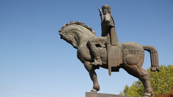 Monument Van Mens Het Paard Tbilisi Georgië — Stockvideo