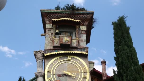 トビリシ グルジアの時計とイースターエッグの眺め — ストック動画