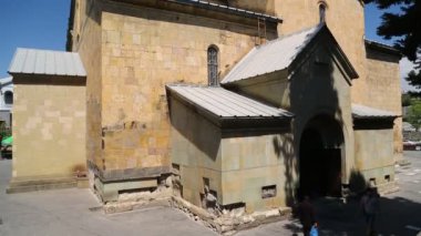 Eski Avrupa şehrinin sokaklarında yürüyen insanlar
