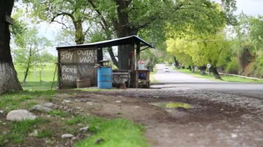 Ermenistan, Mayıs 2019 - mülteci köyü yakınında araba