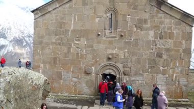 Gürcistan, Gergeti, Mayıs 2019 - antika chatedral yakınındaki turistler