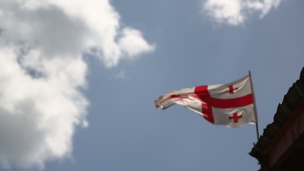 Флаг Развевающийся Ветром Против Неба Грузии — стоковое видео