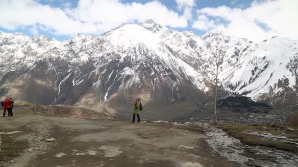 Georgia Gergeti Mungkin 2019 Para Wisatawan Melakukan Selfie Dekat Pegunungan — Stok Video