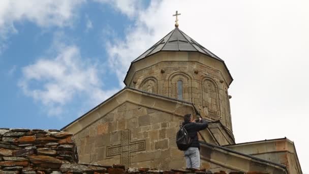 Georgie Gergeti Mai 2019 Touristes Près Chatedral Antique — Video