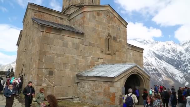 Georgie Gergeti Mai 2019 Touristes Près Chatedral Antique — Video