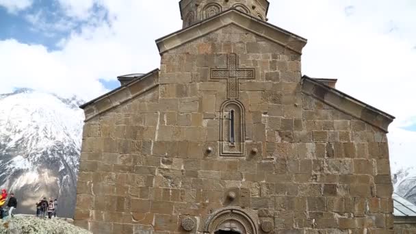 Georgia Gergeti Mayo 2019 Turistas Cerca Antigua Catedral — Vídeo de stock