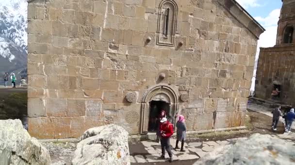 Gruzja Gergeti Maj 2019 Turyści Pobliżu Rocznika Chatedral — Wideo stockowe