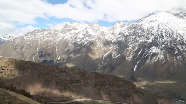 Georgia Gergeti Mayo 2019 Turistas Cerca Antigua Catedral — Vídeos de Stock