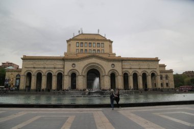 şehir merkezi yakınında tanımlanamayan kişiler