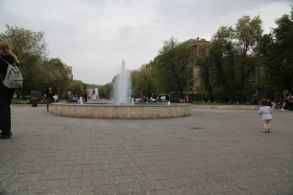 Niezidentyfikowanych ludzi w pobliżu centrum miasta — Zdjęcie stockowe