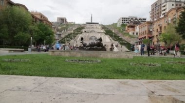 Ermenistan, Erivan, Mayıs 2019 - şehir merkezinde yürüyen turistler