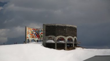 Gürcistan, Kazbegi - Mayıs 2019, anıtın yakınında kimliği belirsiz kişiler