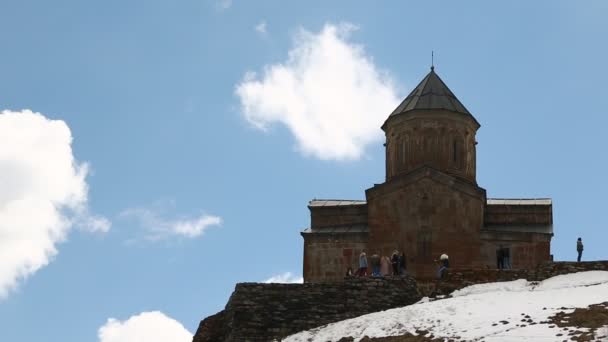 Gruzie Gergeti Květen 2019 Turisté Blízkosti Starožitných Chatat — Stock video