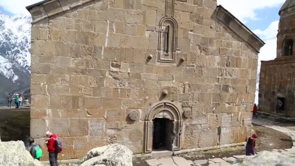 Georgia Gergeti Maio 2019 Turistas Perto Catedral Antiga — Vídeo de Stock