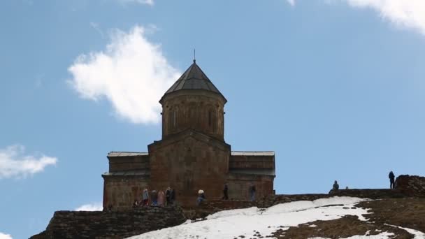 Georgia Gergeti Maio 2019 Turistas Perto Catedral Antiga — Vídeo de Stock