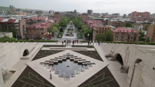 Armenië Yerevan Mei 2019 Toeristen Wandelen Het Centrum Van Stad — Stockvideo