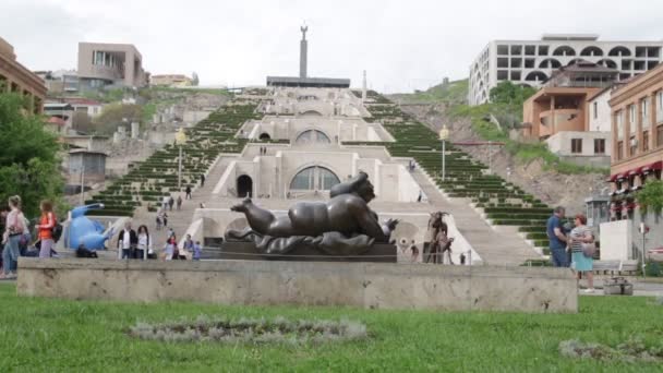 Ermenistan Erivan Mayıs 2019 Şehir Merkezinde Yürüyen Turistler — Stok video