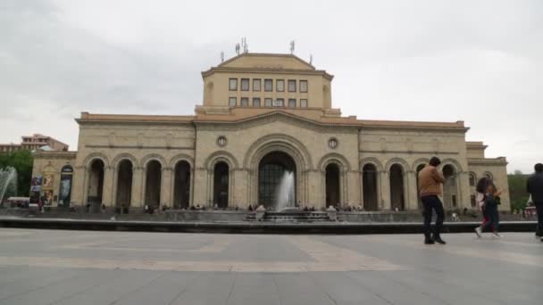Ermenistan Erivan Mayıs 2019 Şehir Merkezinde Yürüyen Turistler — Stok video