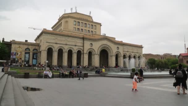 Armenia Yerevan May 2019 Tourists Walking City Center — стоковое видео