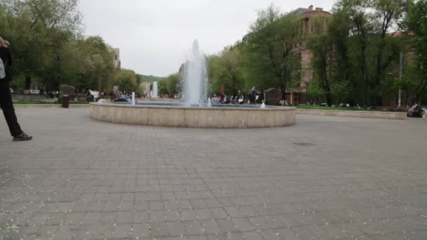 Armenia Yerevan May 2019 Tourists Walking City Center — стоковое видео