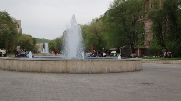 Armenië Yerevan Mei 2019 Toeristen Wandelen Het Centrum Van Stad — Stockvideo