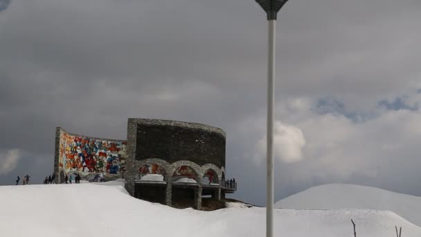 Γεωργία Kazbegi Μάιος 2019 Άγνωστα Άτομα Κοντά Στο Μνημείο — Αρχείο Βίντεο