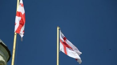 Gürcistan'da gökyüzüne karşı rüzgarla sallanan bayraklar