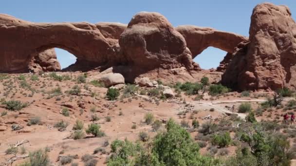 Ludzie Pieszo Arches National Park Usa — Wideo stockowe