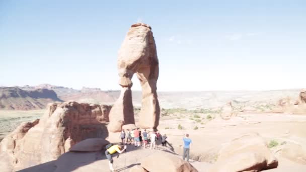 Emberek Gyaloglás Ban Arches Nemzeti Park Usa — Stock videók