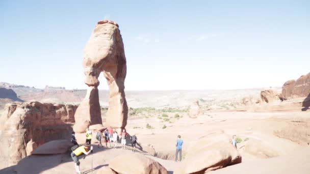 People Walking Arches National Park Usa — Stock Video