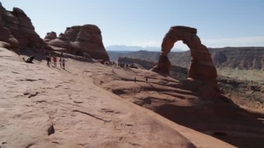 Arches Milli Parkı'nda yürüyen insanlar, ABD