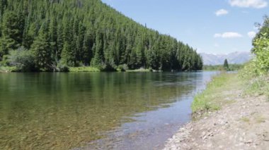 Grand Teton Ulusal Parkı 'ndaki gölün manzaralı görüntüleri.
