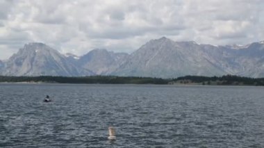 Grand Teton Ulusal Parkı 'ndaki gölün manzaralı görüntüleri.