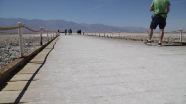 Abd'de Ölüm Vadisi Parkı'nda yürüyen insanlar