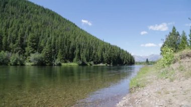 Grand Teton Ulusal Parkı 'ndaki gölün manzaralı görüntüleri.