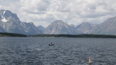 Grand Teton Ulusal Parkı 'ndaki gölün manzaralı görüntüleri.