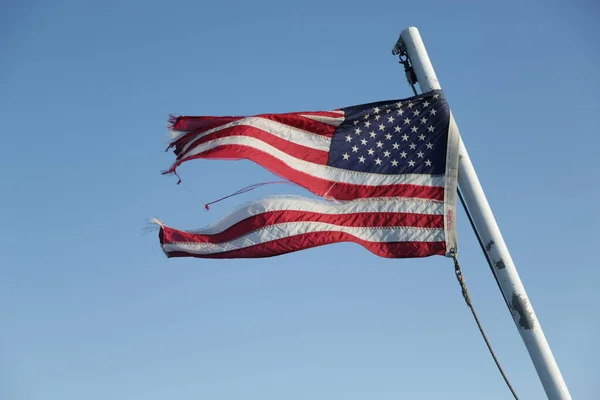 Gökyüzünde dalgalanan bayrak — Stok fotoğraf