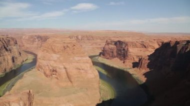 Ulusal parkta at nalı ve nehir.