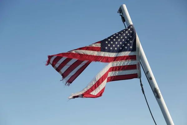 Zwaaiende vlag in de lucht — Stockfoto