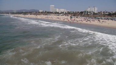Usa, Los Angeles Santa Monica-Circa Ağustos 2019: güneşli yaz gününde Santa Monica kıyıları ve rıhtımı