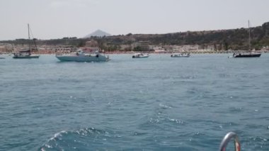 Sicilya, İtalya 'nın güzel deniz kıyılarının manzaralı görüntüleri.