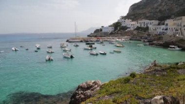 Sicilya, İtalya 'nın güzel deniz kıyılarının manzaralı görüntüleri.