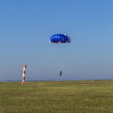 Beyaz arka plan üzerinde paraşüt