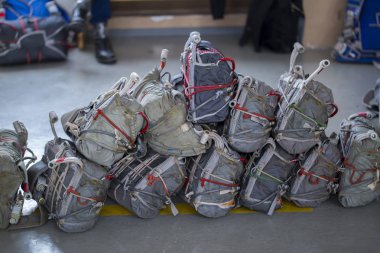 Beyaz arka plan üzerinde paraşüt