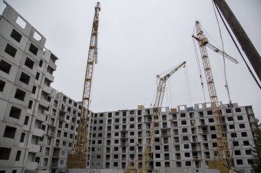 Beyaz arka plan üzerinde inşaat vinç