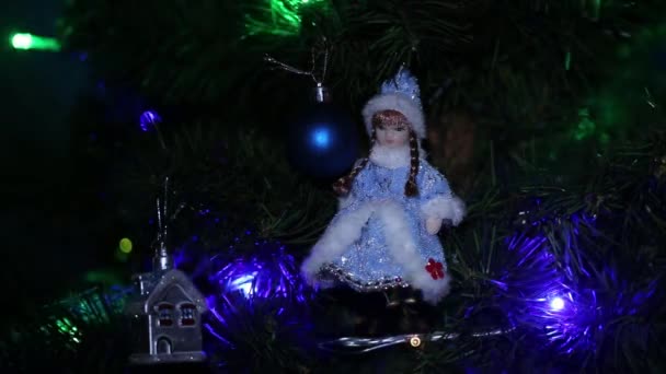 白い背景の上のクリスマスのトウヒ — ストック動画